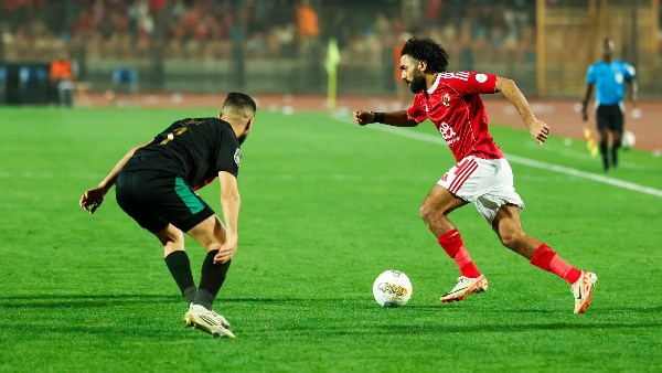 شوبير يكشف سر تعمد حسين الشحات الحصول على الإنذار الثالث في مباراة سموحة