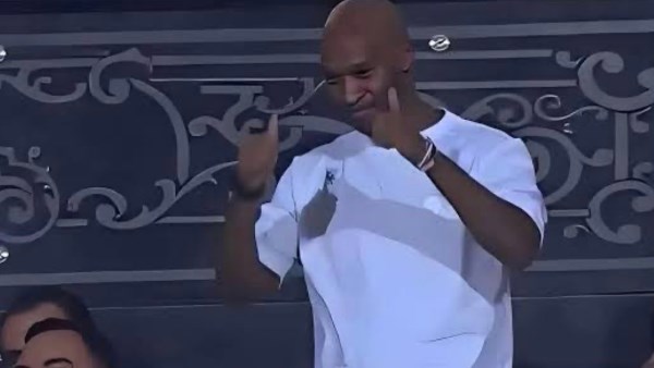 شيكابالا يوزع المياه وحازم إمام يرقص مع الجماهير في لقطات إنسانية بمدرجات الزمالك