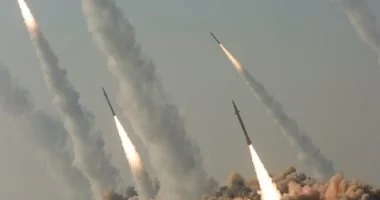 صافرات الإنذار تدوي في الإمارات والبحرين وقطر والدفاعات الجوية تتصدى لهجوم إيراني