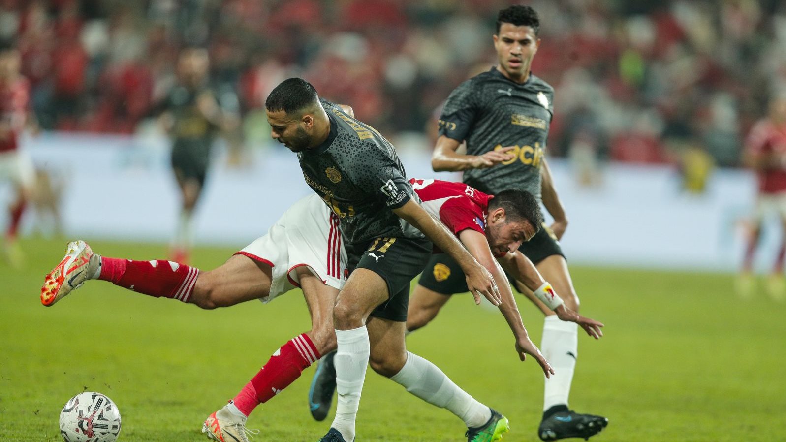 صراع الغيابات يشعل منافسات الأهلي وسيراميكا كليوباترا في مجموعة التتويج للدوري الممتاز