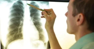 ضيق التنفس وألم الصدر: علامات انسداد شريان الرئة وكيفية الوقاية منه