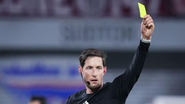 طبيب عظام و”السرعة” ميزته.. من هو الألماني ماتياس يولينبيك حكم مباراة القمة بين الأهلي والزمالك؟