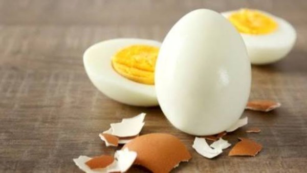طبيبة توضح مدة صلاحية البيض المسلوق في الثلاجة وأفضل طرق تخزينه لتجنب الفساد