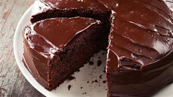 طريقة تحضير كيك الشوكولاته في الطاسة بخطوات سريعة ومكونات اقتصادية متوفرة بالمنزل