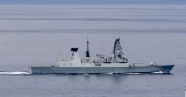 عطل فني يجبر مدمرة بريطانية مكلفة بحماية قواعد قبرص على التوقف بالبحر المتوسط