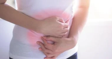 علاج الإمساك طبيعيًا: متى يصبح الطبيب ضرورة ملحة