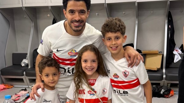 عمر جابر يحتفل بصدارة الزمالك للدوري رفقة أبنائه بعد الفوز على بيراميدز