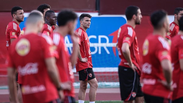 عمرو الحديدي يطالب برحيل لاعبي الأهلي ويؤكد أن زيزو وبن شرقي نسيوا كرة القدم