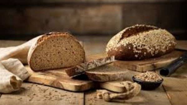 فوائد صحية عديدة تجعل خبز الشعير يتفوق على القمح في تحسين الهضم وحماية القلب
