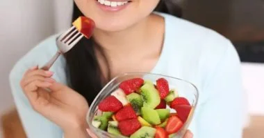 فواكه تزيد المغص والانتفاخ خلال الدورة الشهرية: دليلك لتجنبها