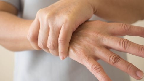 في يومه العالمي.. أسباب مرض باركنسون وأبرز أعراضه الجسدية وطرق تأثيره على حركة الجسم