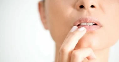 قرح الفم المستمرة: علامة تحذيرية قد تتطور لسرطان