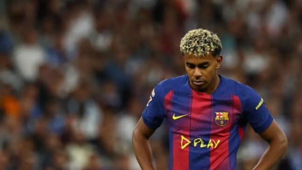 كل خطأ درس أول تعليق من لامين يامال بعد خروج برشلونة من دوري أبطال أوروبا