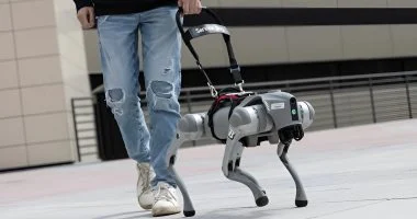 كلب آلي ناطق يبشّر بثورة ذكاء اصطناعي لمساعدة المكفوفين