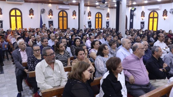 كنيسة العذراء بشبرا تقيم صلوات الجمعة العظيمة وتطواف الدفن وسط مشاركة كشفية واسعة