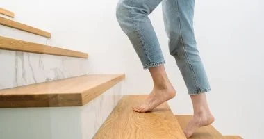 كيفية صعود ونزول السلالم بأمان بعد جراحة أو إصابة القدم