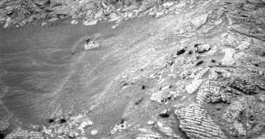 كيوريوسيتي تعدل مسارها بالمريخ بعد اكتشاف فوهة رملية جديدة