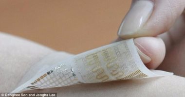 لاصقة ذكية بالضوء تضاعف التئام الجروح وتتحكم بالأدوية