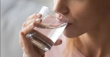 لماذا كوب الماء صباحًا يعزز طاقتك وهضمك؟