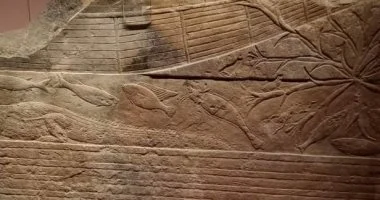 لوحة أثرية بمتحف الغردقة توثق تفاصيل ارتباط المصريين القدماء بنهر النيل كمصدر للحياة والطقوس العقدية