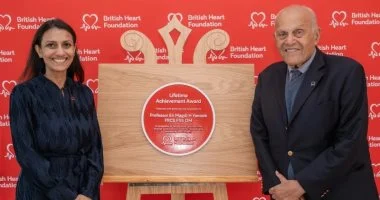 مؤسسة القلب البريطانية تكرم السير مجدي يعقوب بإنجازات العمر اللوحة الحمراء