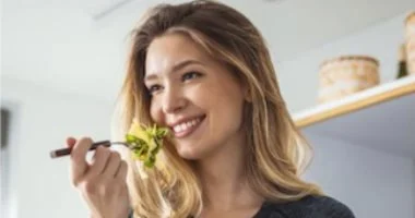 ما يحدث لجسمك عند تكرار نفس الوجبة يوميًا: فوائد ومخاطر