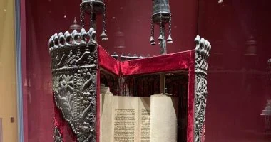 متحف الغردقة يعرض قطعاً دينية نادرة تشمل مصحفاً عثمانياً مذهباً وصندوقاً لفائف التوراة