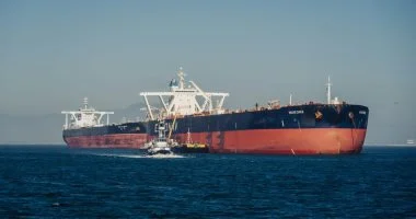 محتالون يطالبون بعملات مشفرة لمرور سفن عالقة قرب مضيق هرمز