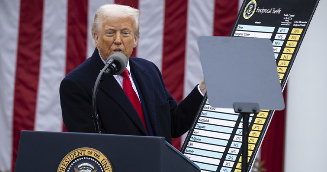 محكمة التجارة الأمريكية تشكك في مشروعية رسوم ترامب الجمركية بنسبة عشرة بالمئة على الواردات