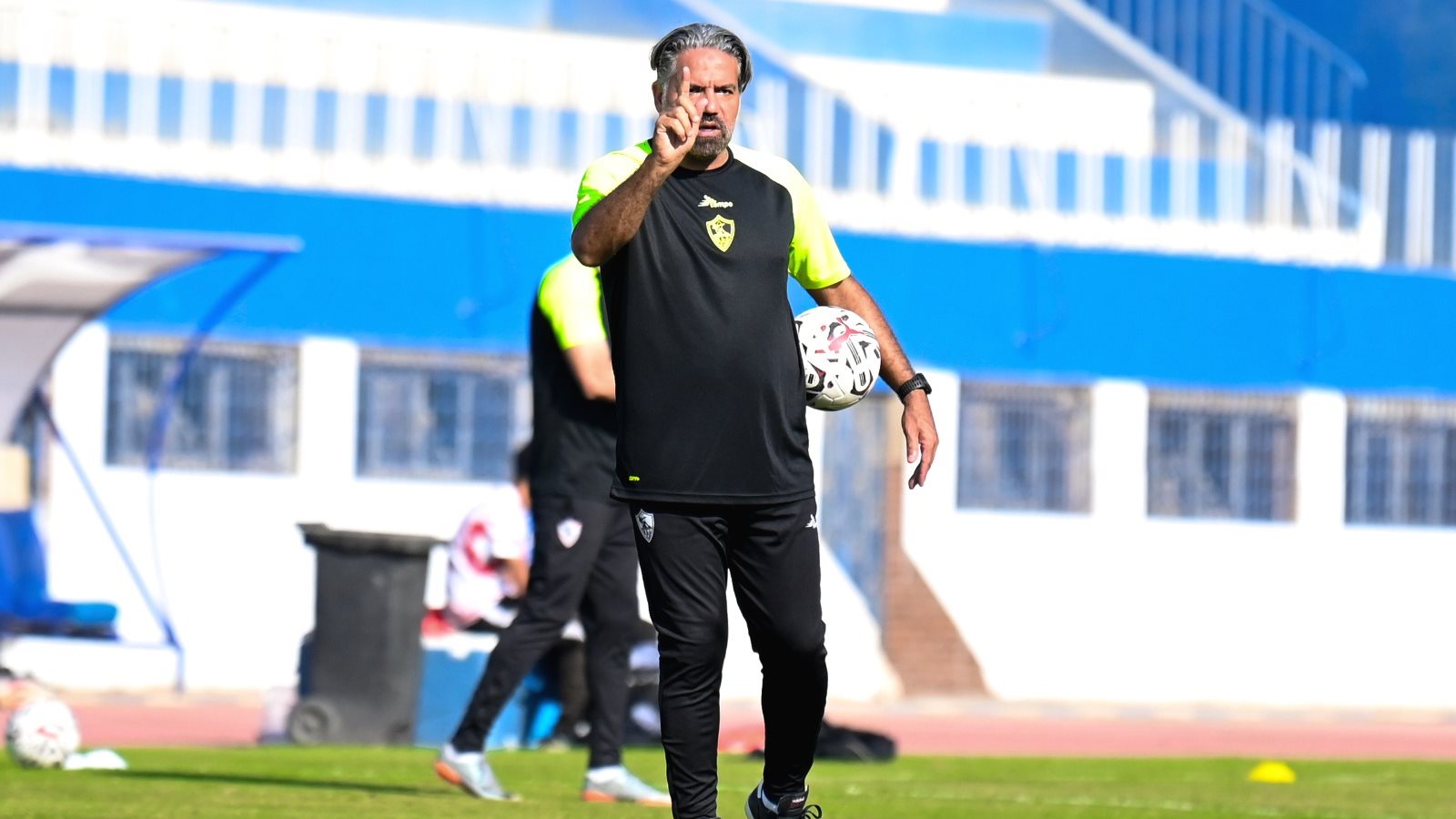 مدحت عبدالهادي يطالب بتوضيح حالات التحكيم ويؤكد استحقاق الأهلي ركلة جزاء أمام سيراميكا