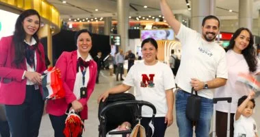 مطار القاهرة يوزع الورود والشيكولاتة على الركاب احتفالًا بذكرى عيد تحرير سيناء