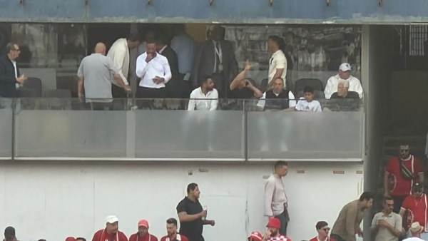 ممدوح عباس وحسن شحاتة وميدو يدعمون الزمالك من المدرجات أمام شباب بلوزداد في الكونفدرالية