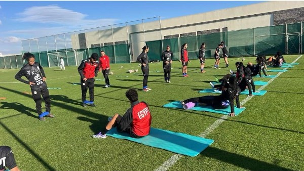 منتخب الكرة النسائية ينهي تحضيراته في أبها لمواجهة السعودية وديا غدا الثلاثاء