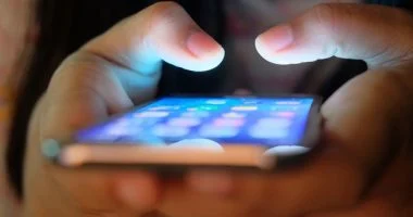 هاتفك الذكي في خطر: 9 خطوات لحمايته من حرارة الصيف القاتلة