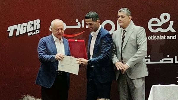 هاني أبو ريدة يكرم الحكم محمود وفا ويمنحه الشارة الدولية في حفل حكام المونديال