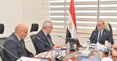 وزير الاستثمار يبحث مع ألستوم توطين صناعة النقل وإنشاء مصنع جديد لإنتاج المكونات بوزارة الاستثمار والتجارة الخارجية يبحث مع مسؤولى ألستوم سبل توطين صناعة النقل في مصر ونقل التكنولوجيا الحديثة