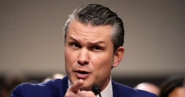 وزير الحرب الأمريكي يعلن فرض السيطرة الكاملة على حركة الملاحة في مضيق هرمز