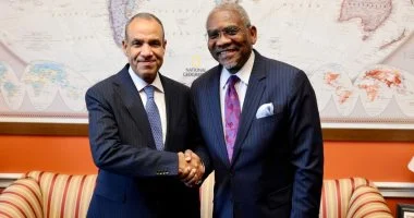 وزير الخارجية يبحث سبل تعزيز الشراكة الاستراتيجية وقضايا المنطقة مع قيادي بالكونجرس الأمريكي