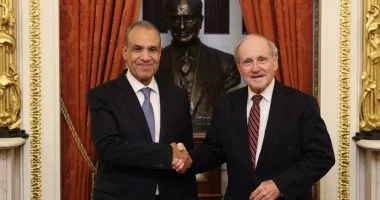 وزير الخارجية يبحث مع رئيس لجنة العلاقات الخارجية بمجلس الشيوخ الأمريكي سبل خفض التصعيد بالمنطقة