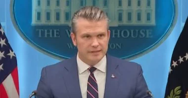 وزير الدفاع الأمريكي يعلن عبور مدمرتين مضيق هرمز لضمان خلو الممر الملاحي من الألغام