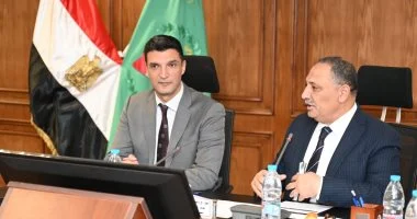 وزير الصناعة يوجه بالحد من تصدير المواد الخام لتعظيم القيمة المضافة للموارد الوطنية