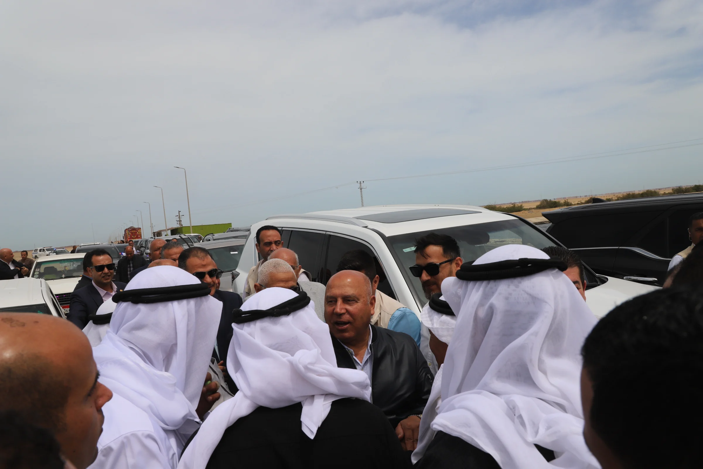 حديث بين الفريق كامل الوزير ومشايخ سيناء 