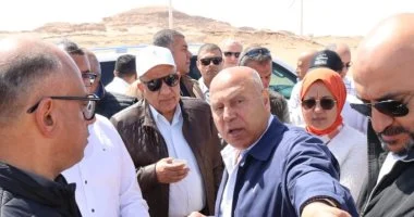 وزيرا النقل والكهرباء يتفقدان جبل الجلالة لبدء تنفيذ مشروع محطات طاقة الرياح العملاقة