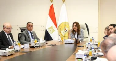 وزيرة التنمية المحلية توجه بإصدار تصاريح مؤقتة للمحلات وتكثيف السيارات المتنقلة لتقنين أوضاعها