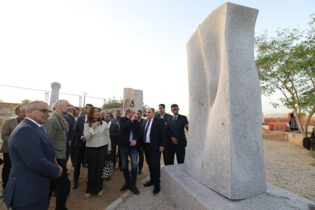 وزيرة الثقافة توافق على تجميل ميادين السويس بقطع فنية من سمبوزيوم أسوان الدولي