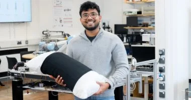 وسادة ذكية تهتز لتنبيه الصم وإنقاذ حياتهم أثناء النوم