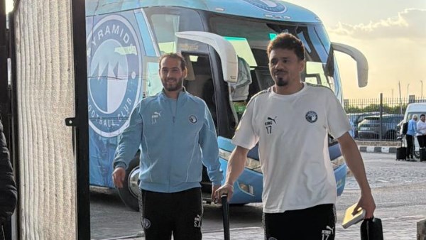 وصول حافلة نادي بيراميدز إلى استاد الدفاع الجوي استعدادا لمواجهة الأهلي في الدوري الممتاز