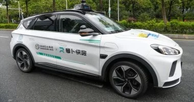 ووهان: عطل غامض يوقف 100 سيارة أجرة ذاتية القيادة ويكشف هشاشة التقنية