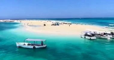 يستقبل آلاف الزوار يومياً.. شاطئ «الغرام» بمرسى مطروح يوفر السباحة الآمنة للأطفال ووسائل ترفيه مائية بالخليج