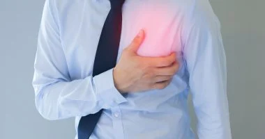 12 دلالة مرضية لآلام الصدر.. متى تستدعي التدخل الطبي؟